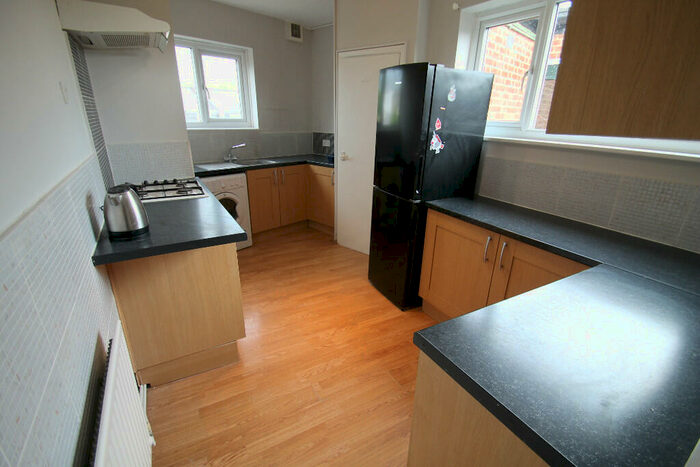 2 Bedroom Flat To Rent In High Street Wanstead, London, E11