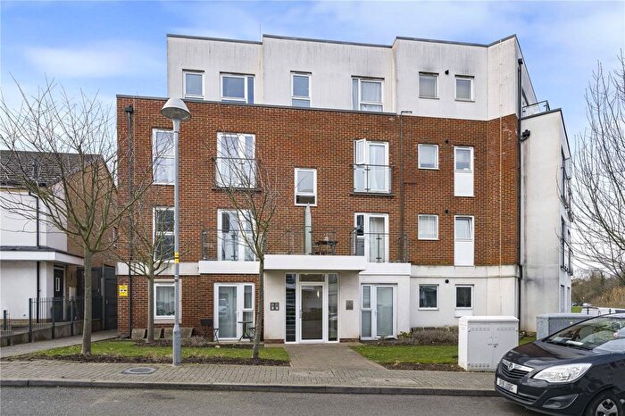 2 Bedroom Flat For Sale In Alcock Crescent, Crayford, Kent, DA1