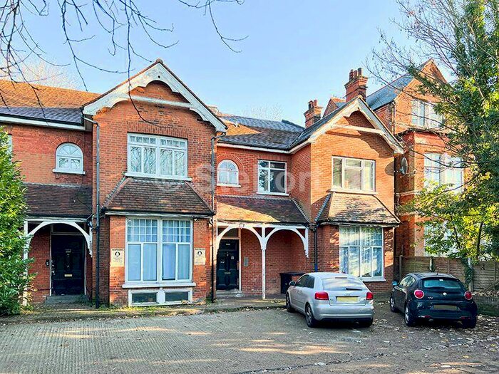 Flat To Rent In Colney Hatch Lane, London, N10