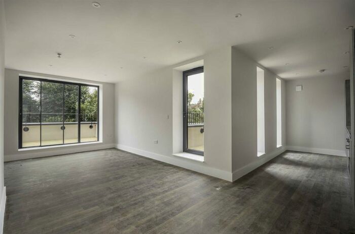 2 Bedroom Flat To Rent In Holden Avenue, Woodside Park, N12