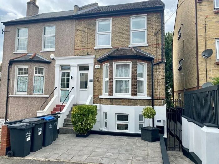 3 Bedroom Flat To Rent In Livingstone Road, Thornton Heath, CR7