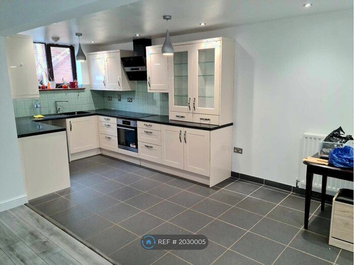 4 Bedroom End Of Terrace House To Rent In Leven Walk, Bedford, MK41