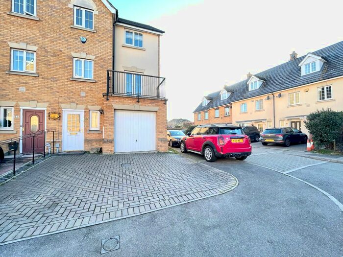 4 Bedroom Terraced House To Rent In Genas Close, Ilford, IG6