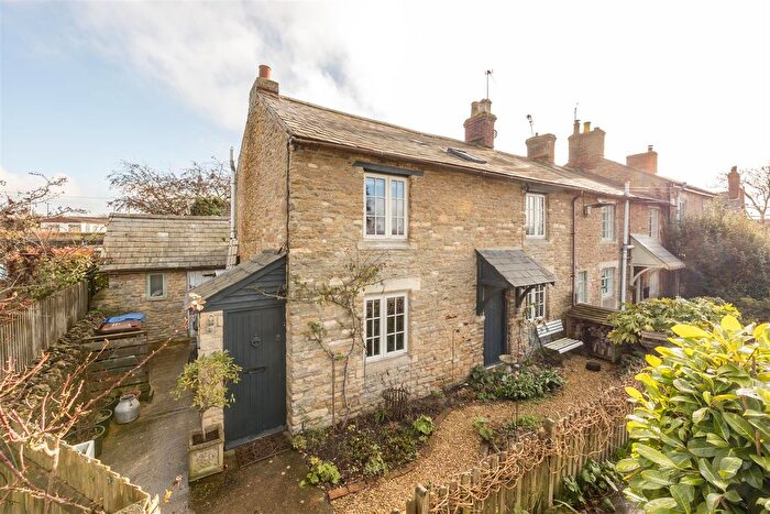 3 Bedroom Cottage For Sale In College Square, Upper Heyford, OX25