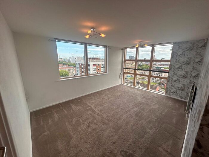 3 Bedroom Apartment To Rent In Adlington House, L3