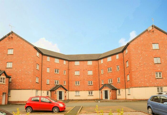 2 Bedroom Flat To Rent In Giants Seat Grove, Swinton, Manchester M27