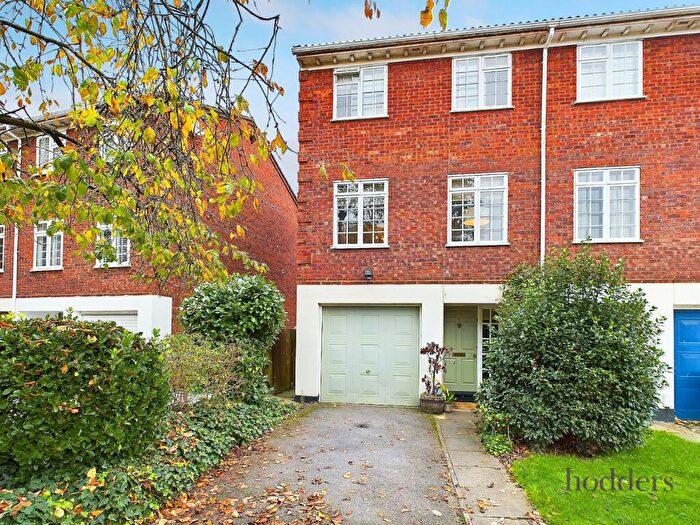 4 Bedroom End Of Terrace House To Rent In Surrey, KT16