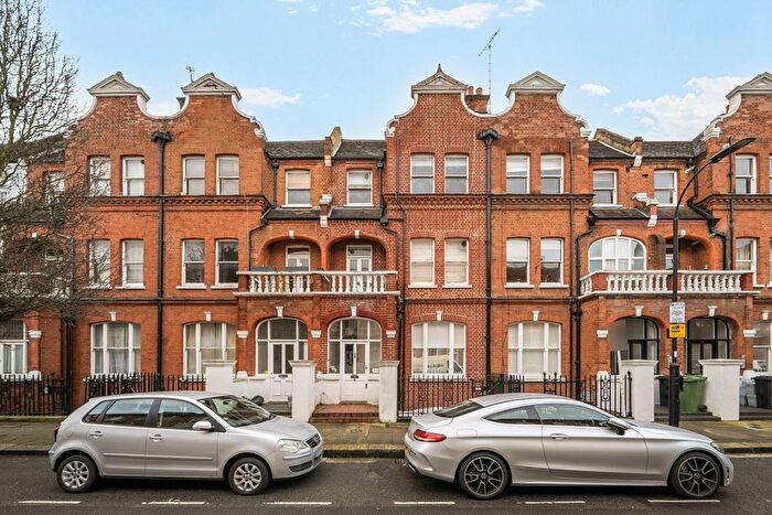 1 Bedroom Flat For Sale In Fairholme Road, Barons Court, London, W14