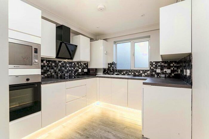 2 Bedroom Flat To Rent In Jengar Close, Sutton, SM1