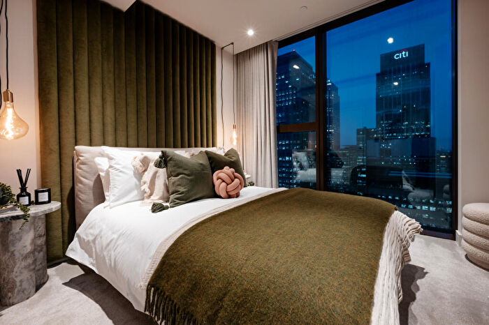 1 Bedroom Apartment For Sale In Harcourt Gardens, South Quay Plaza, E35