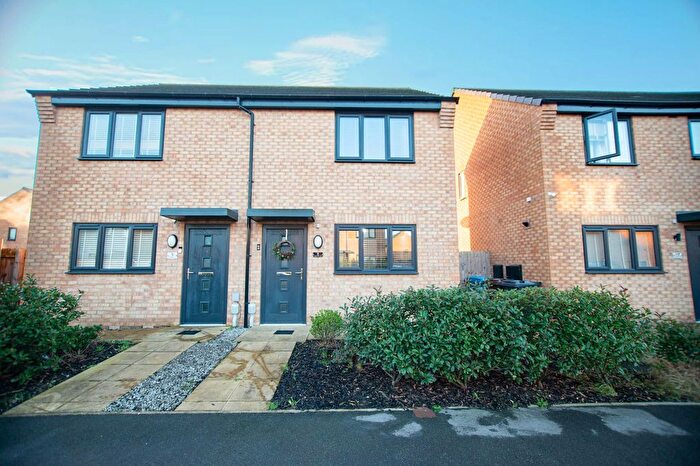 2 Bedroom Semi Detached House For Sale In Gypsy Moth Lane, Kingswood, HU7