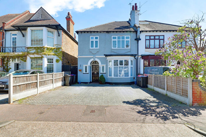 2 Bedroom Flat To Rent In Whitefriars Crescent, Westcliff-on-sea, SS0