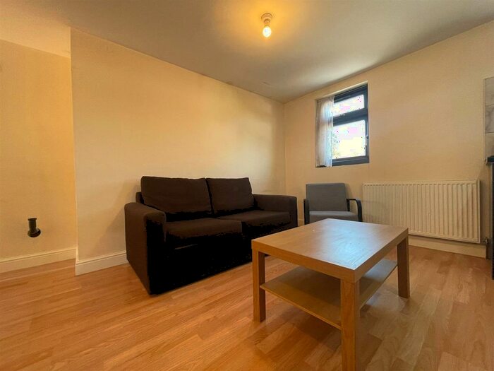 2 Bedroom Flat To Rent In Blackberry Farm Close, Heston, Hounslow, TW5