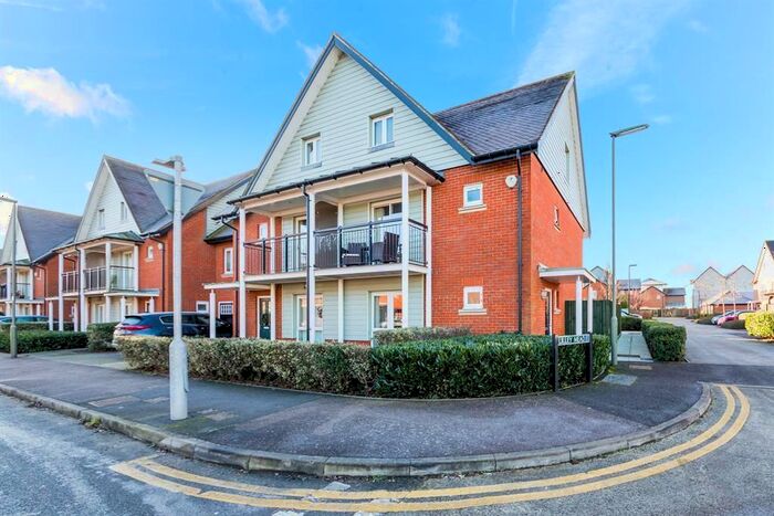 4 Bedroom Semi-Detached House To Rent In Holmesdale Avenue, Watercolour, RH1