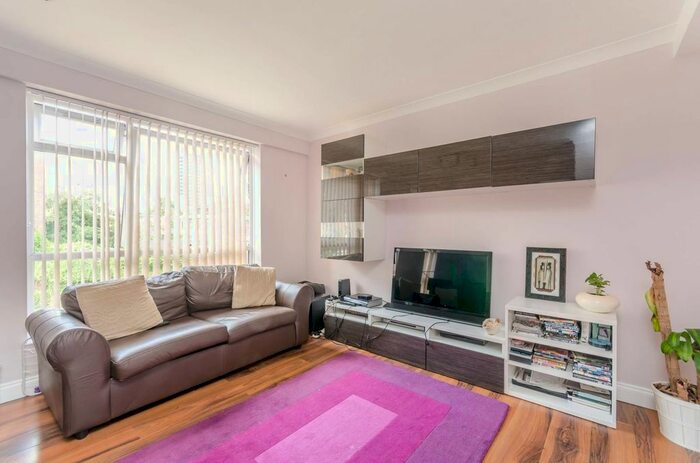 3 Bedroom Flat To Rent In Borrodaile Road, Wandsworth, London, SW18