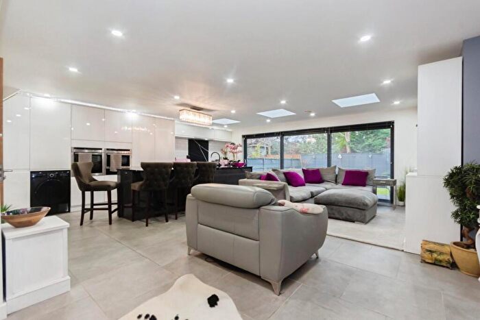 3 Bedroom Semi-Detached House For Sale In Oakfields Way, Catherine-De-Barnes, Solihull, B91