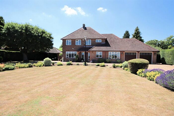 4 Bedroom Detached House For Sale In Sharpenhoe Road, Streatley, Bedfordshire, LU3