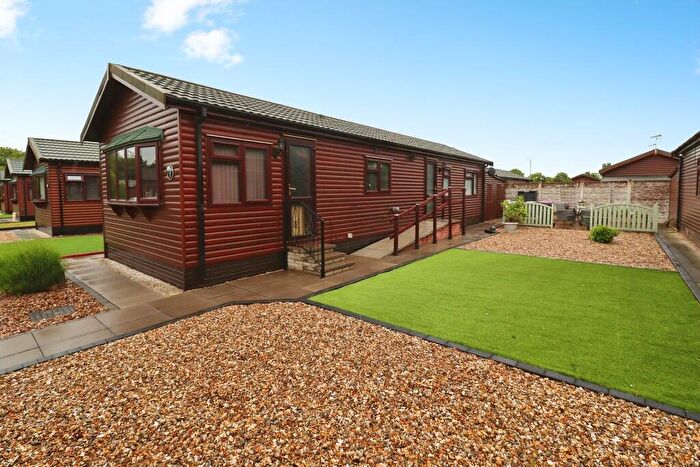 2 Bedroom Park Home For Sale In Willow Lane, The Elms, Torksey, LN1