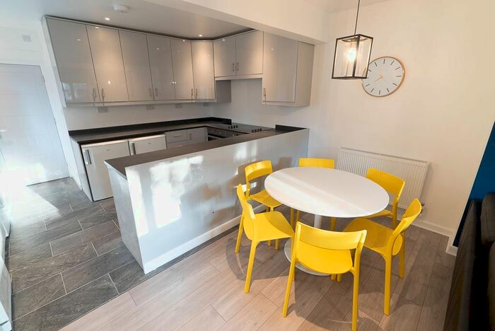 6 Bedroom Semi-Detached House To Rent In Roselands Gardens, Southampton, SO17