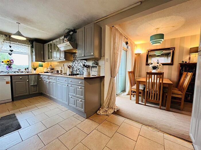 3 Bedroom Semi-Detached House For Sale In Kingston Drive, Hambleton, Selby, YO8