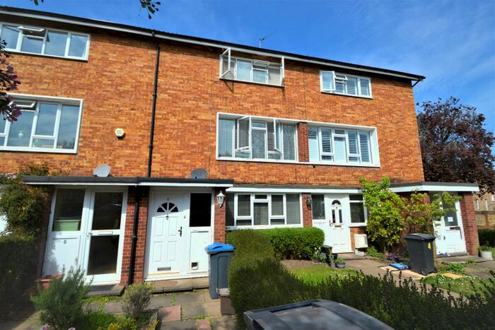 2 Bedroom Flat To Rent In Ardmay Gardens, Surbiton, KT6