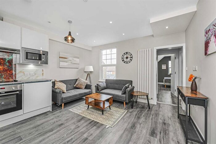 2 Bedroom Flat For Sale In Upper Richmond Road West, East Sheen, SW14