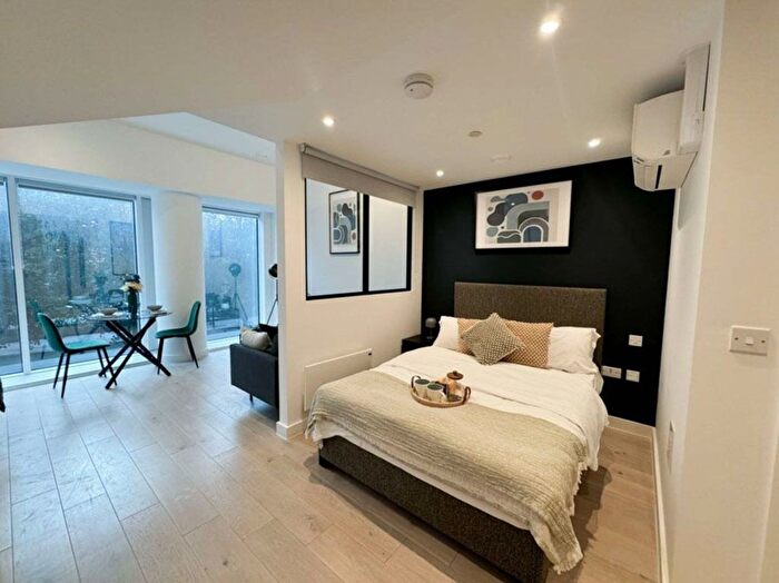 Studio To Rent In Great West Road, Brentford, TW8