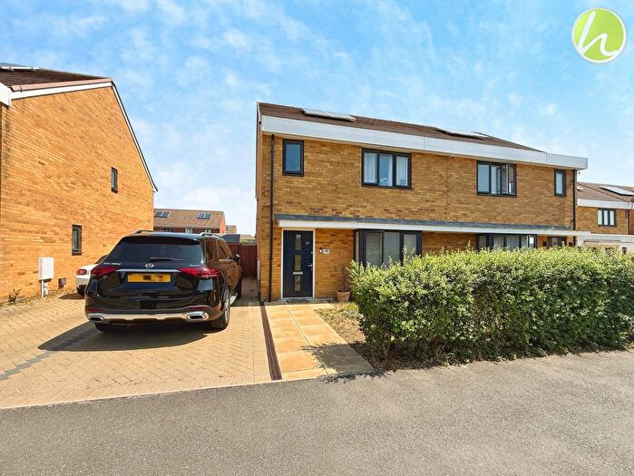 3 Bedroom Semi-Detached House For Sale In Sanderling Close, East Tilbury, RM18