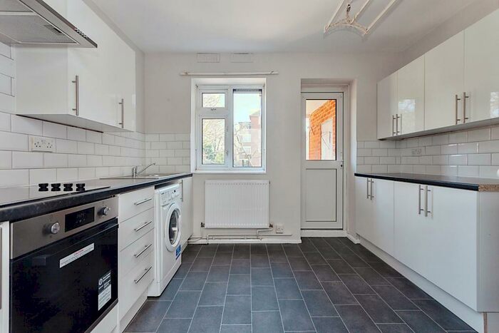 2 Bedroom Flat To Rent In Rivenhall Gardens, Snaresbrook, London, E18