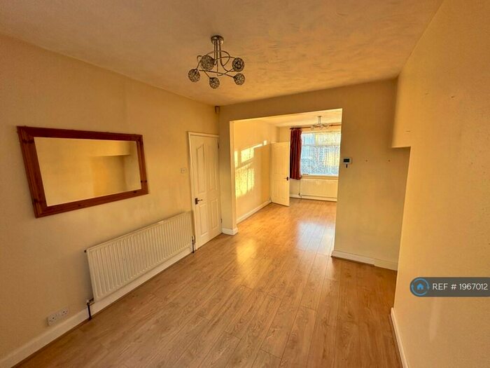 3 Bedroom Semi-Detached House To Rent In Swithland Avenue, Leicester, LE4