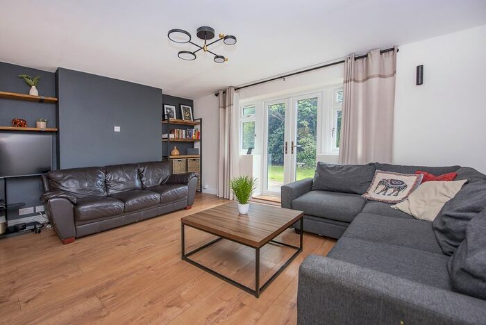 1 Bedroom Maisonette To Rent In Dolphin Close, Surbiton, KT6