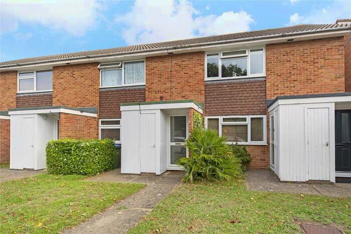 1 Bedroom Flat To Rent In Willowhayne Drive, Walton-on-thames, Surrey, KT12