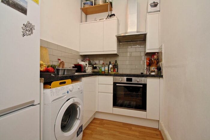 3 Bedroom Flat To Rent In Cobourg Road, London, SE5