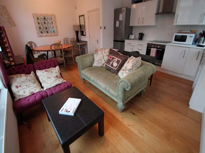 4 Bedroom House To Rent In Regent Park Avenue, Leeds, LS6