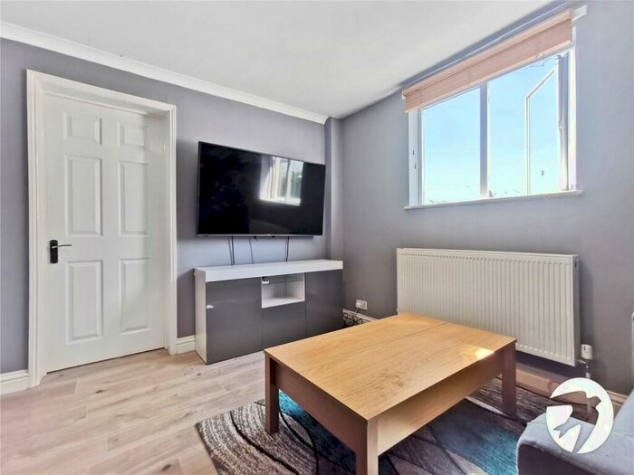 2 Bedroom Flat To Rent In Ruskin Avenue, Welling, DA16