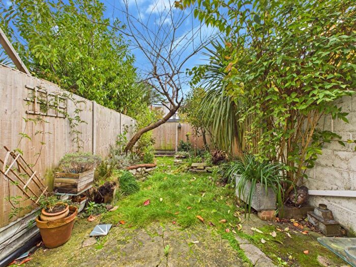 1 Bedroom Flat For Sale In Garden Flat, Waverley Road, Southsea, PO5