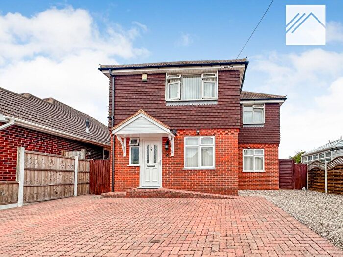 3 Bedroom Detached House For Sale In Mayland Avenue, Canvey Island, SS8