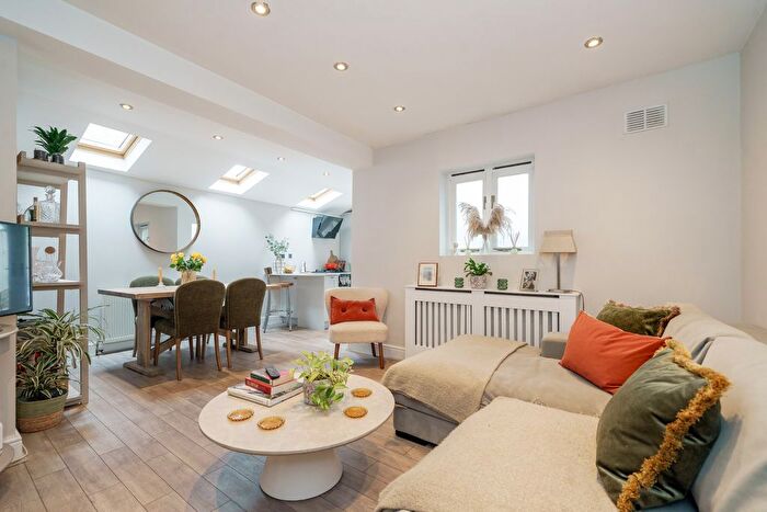 2 Bedroom Flat For Sale In Broughton Road, London, SW6