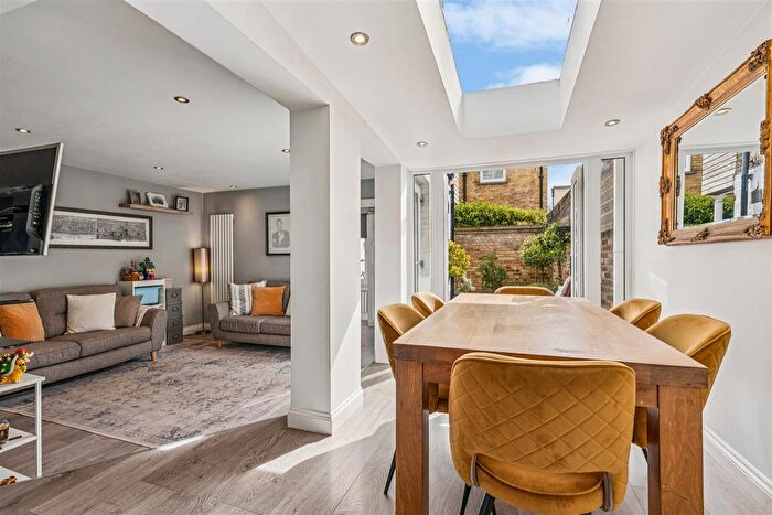 2 Bedroom Flat For Sale In Cleveland Road, London, W4