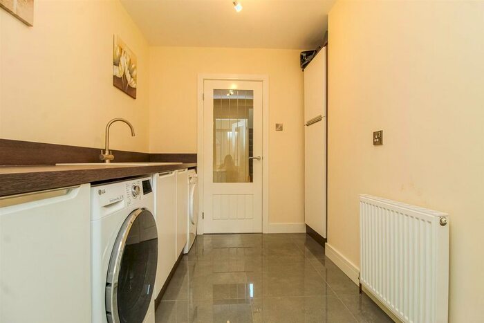 5 Bedroom Detached House For Sale In Partons Place, Lofthouse, Wakefield, WF3