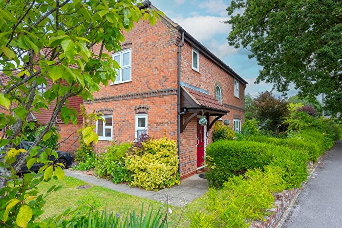 3 Bedroom Detached House For Sale In Lower Moor, Yateley, GU46