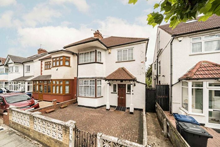 4 Bedroom Semi-Detached House For Sale In Sevington Road, London, NW4