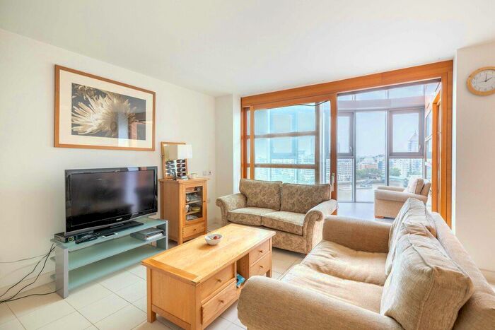 3 Bedroom Flat To Rent In Falcon Wharf, Wandsworth, SW11