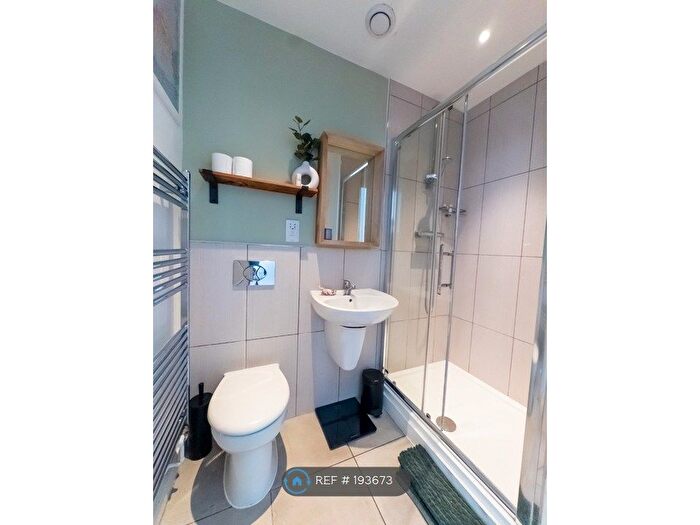 3 Bedroom Flat To Rent In Gibbs Lane, London, E2
