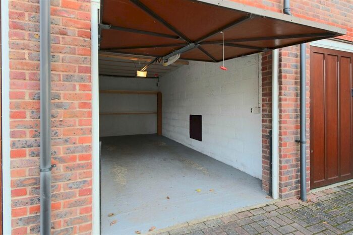 2 Bedroom Flat To Rent In Large Flat With Garage | Highbank, H. Heath, RH16