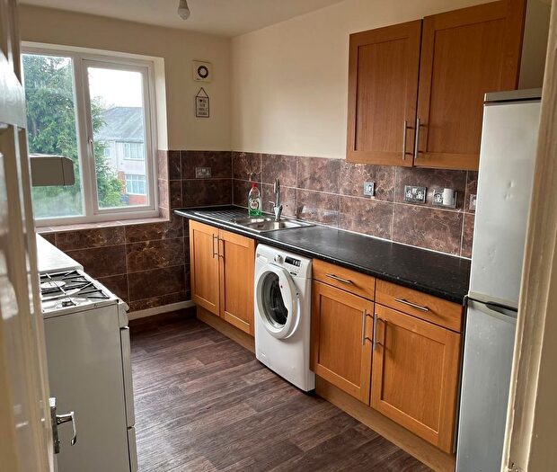 2 Bedroom Flat To Rent In Fairview Road, Wednesfield, Wolverhampton, WV11