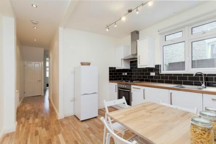 2 Bedroom Flat To Rent In Mellison Road, Tooting Broadway, SW17