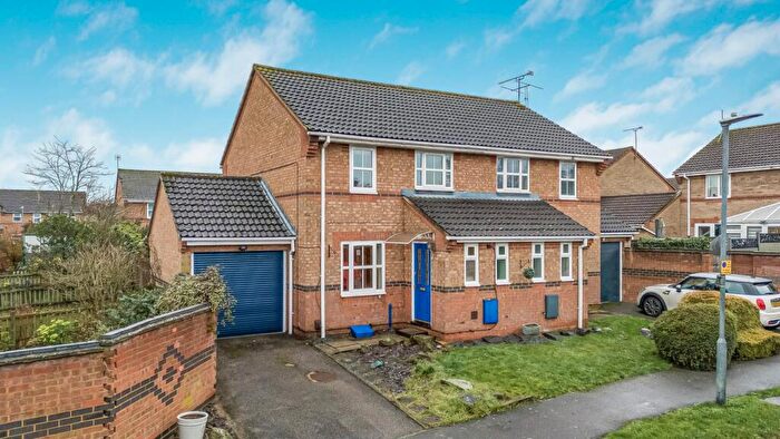3 Bedroom Semi Detached House For Sale In Drakes Way, Hatfield, AL10