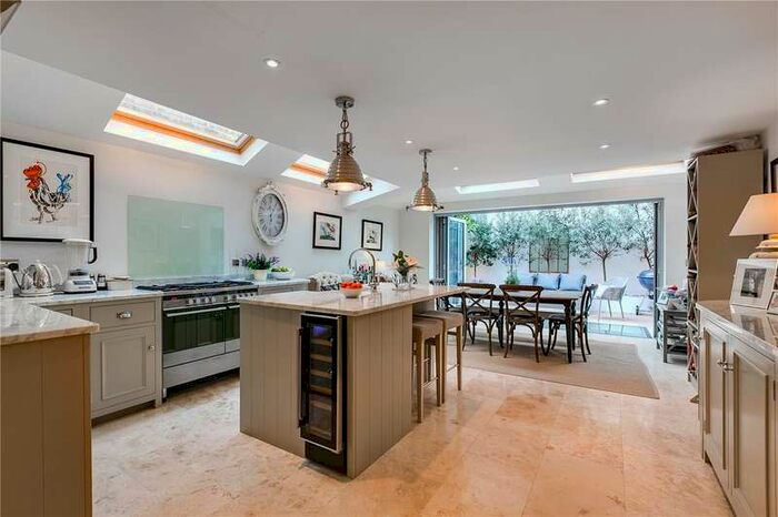 3 Bedroom Flat To Rent In St. Dionis Road, London, SW6