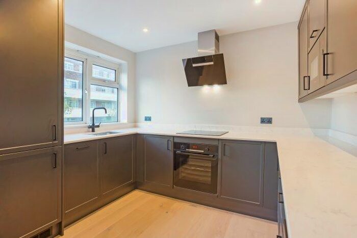 3 Bedroom Flat To Rent In Sheen Road, Richmond, TW9